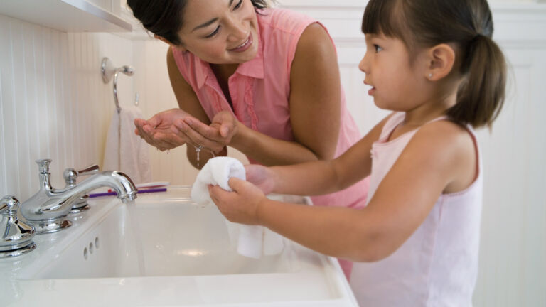 mother-daughter-sink